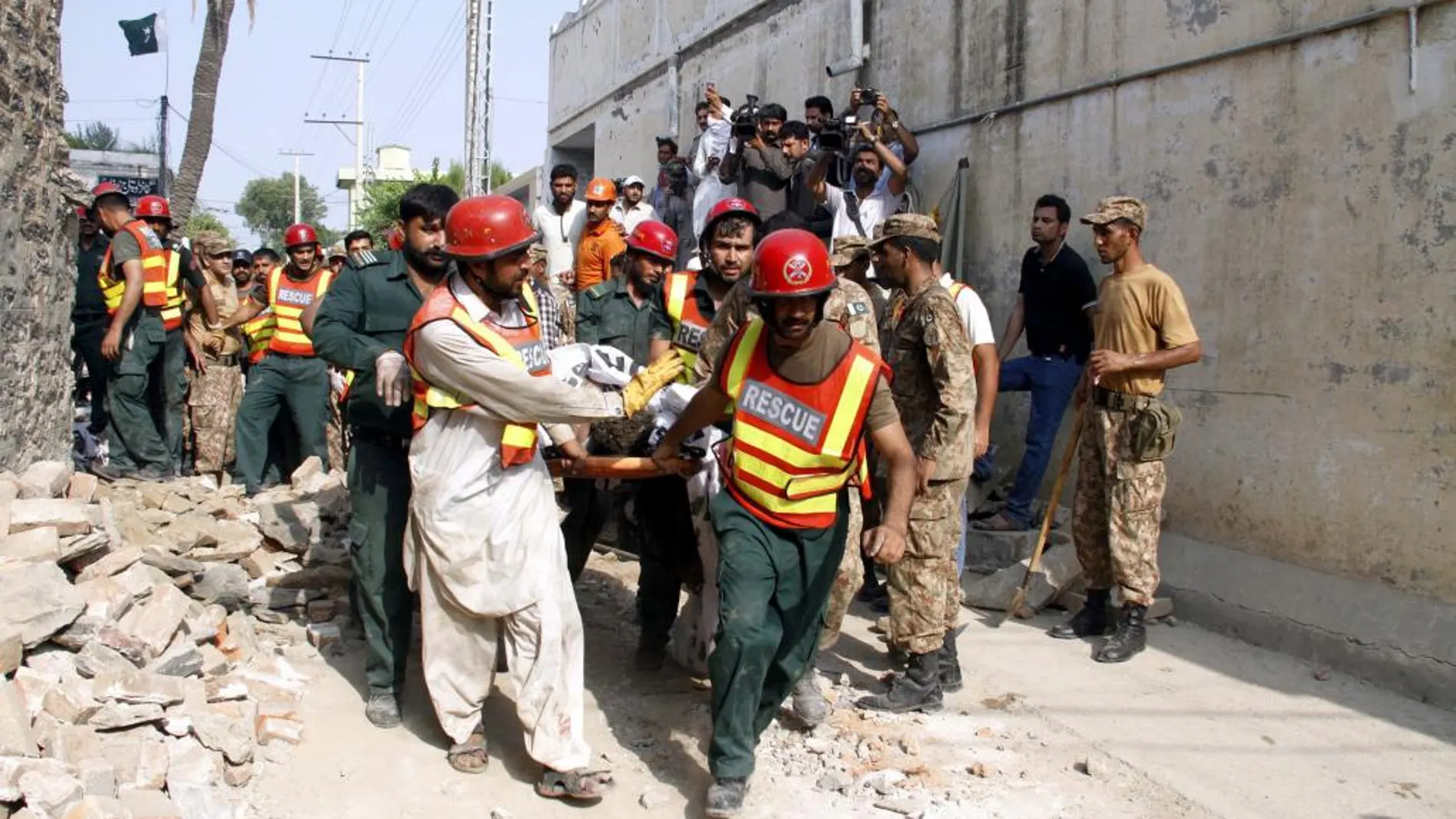 Los servicios de rescate trasladan a uno de los heridos en el atentado