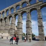 Vecinos caminando bajo los arcos del Acueducto de Segovia