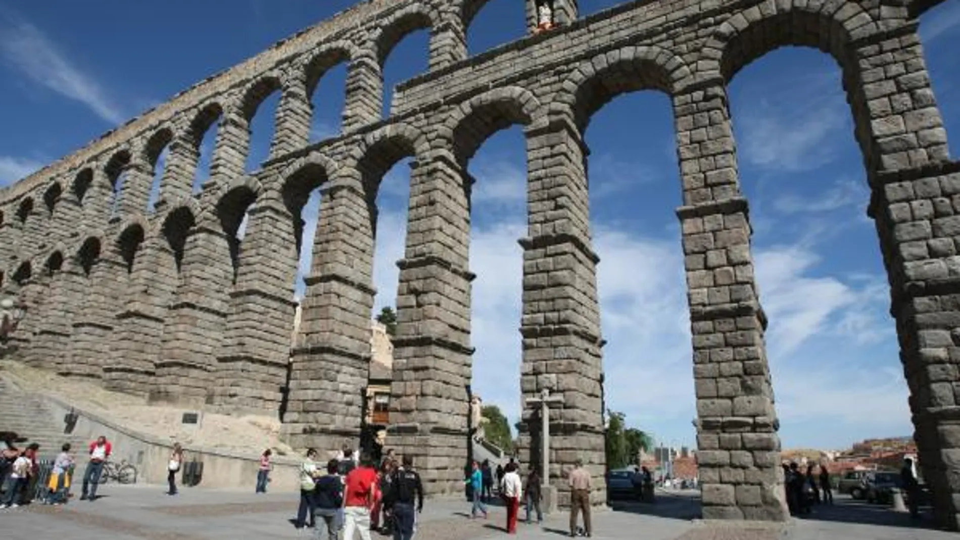 Vecinos caminando bajo los arcos del Acueducto de Segovia