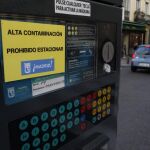 Un parquímetro en el centro de Madrid indica la prohibición de aparcar.
