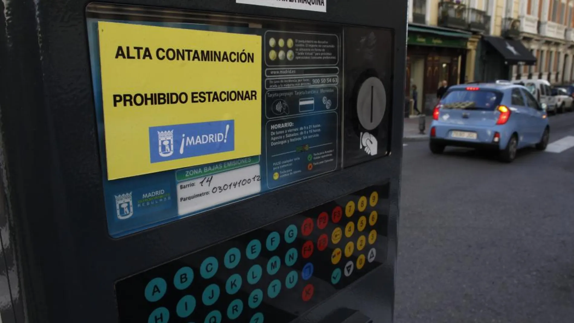 Un parquímetro en el centro de Madrid indica la prohibición de aparcar.
