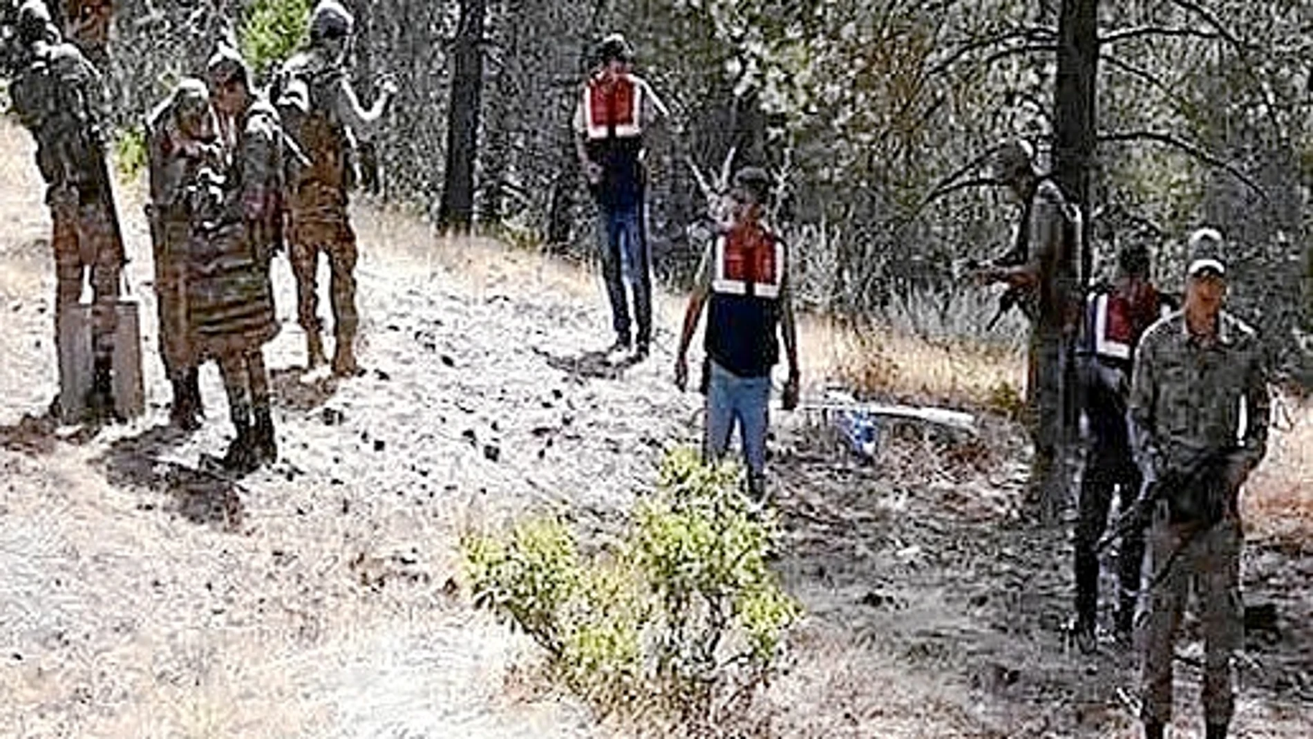 Varios soldados custodian el dron abatido por la aviación turca ayer