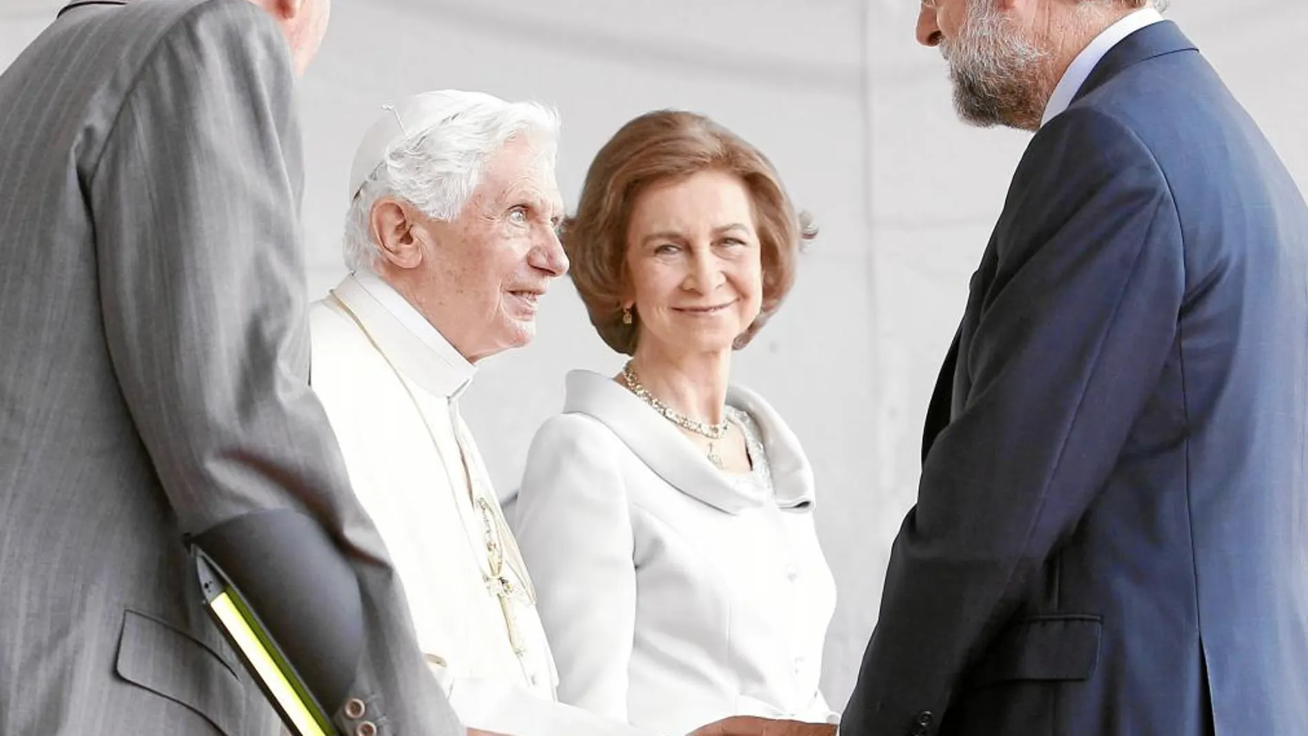 Instantánea tomada en Madrid el 18 de agosto de 2011 cuando el Pontífice llegó a España con motivo de la Jornada Mundial de la Juventud (JMJ) y fue recibido por los Reyes y el presidente del Gobierno, Mariano Rajoy
