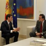 El líder de Ciudadanos, Albert Rivera, durante su reunión con el jefe del Ejecutivo en funciones, Mariano Rajoy