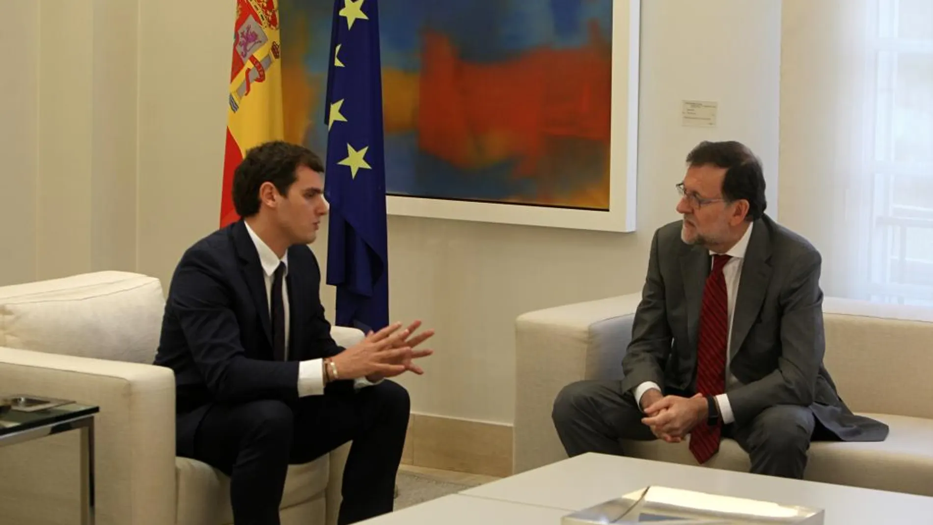 El líder de Ciudadanos, Albert Rivera, durante su reunión con el jefe del Ejecutivo en funciones, Mariano Rajoy