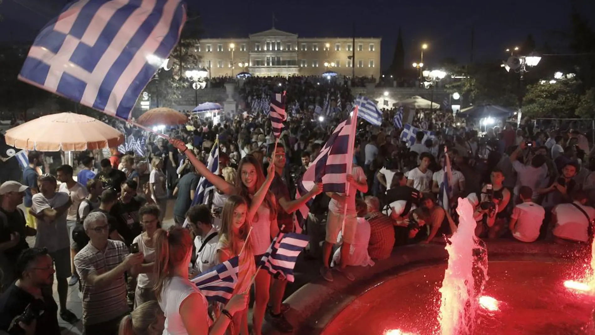 Partidarios del "no"celebran la victoria de su opción en el referéndum celebrado hoy en Grecia ante el Parlamento griego.