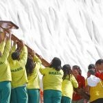 Los jóvenes de Brasil toman el relevo de la cruz, durante la JMJ de Madrid