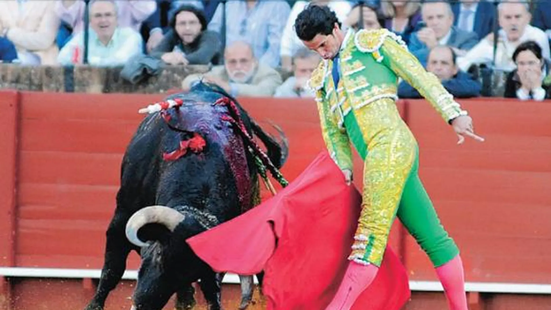 Luis Vilches remata con una trinchera al quinto toro de la tarde, ayer en la Feria de Abril de Sevilla