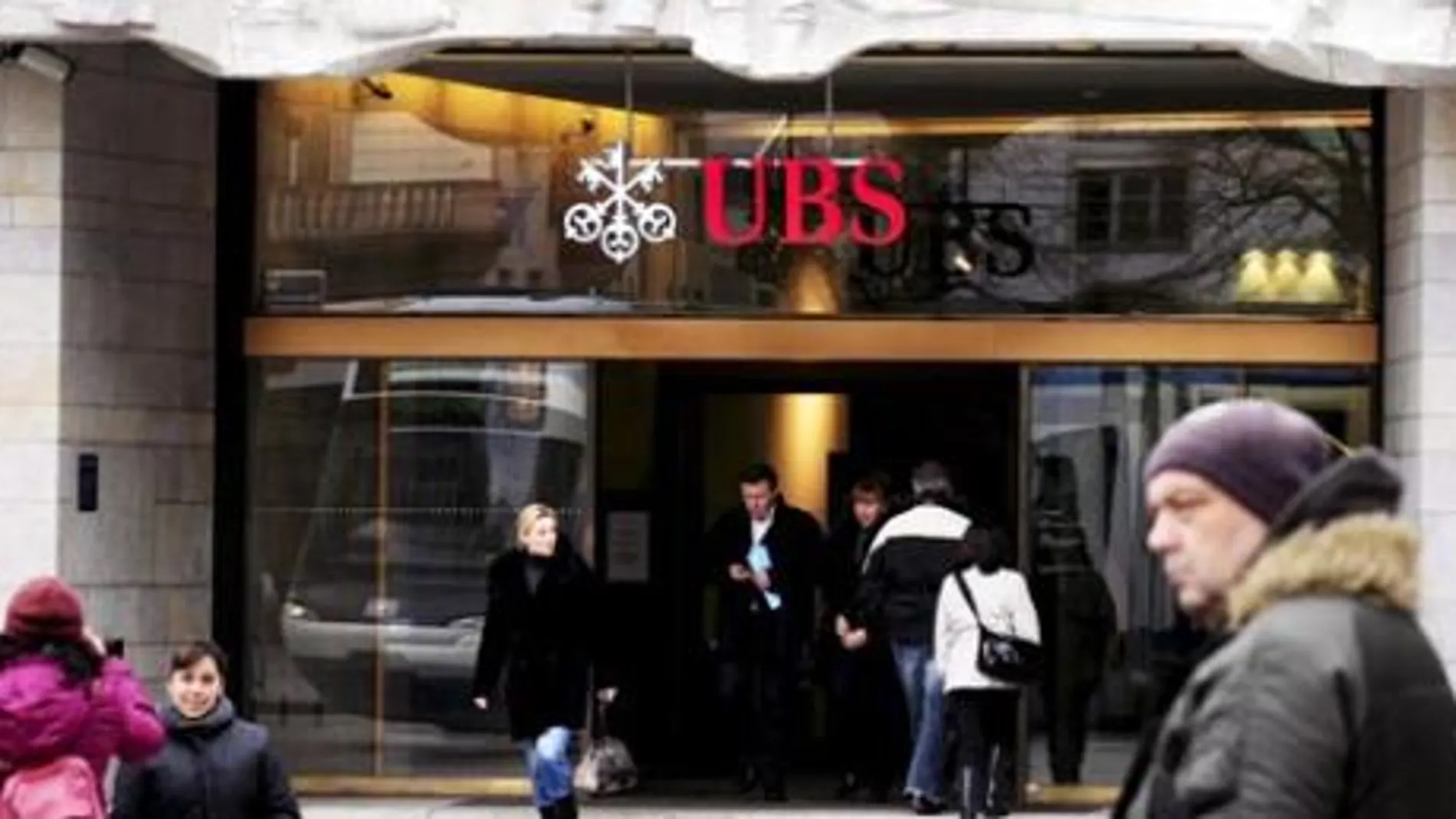 El Banco UBS pierde 1.300 millones y anuncia el recorte de miles de empleos