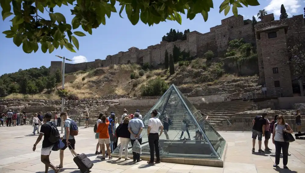 Varios turistas visitan el entorno del Teatro Romano y la Alcazaba de Málaga, lugar en el que se está desarrollando el foro
