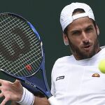 El tenista español Feliciano López devuelve la pelota al estadounidense Rajeev Ram durante la primera ronda del torneo de Wimbledon