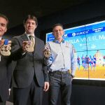 Rafael Herrador, David Guevara y Rodrigo Gavela, ayer en la sede de CaixaBank ubicada en la calle Sierpes de Sevilla