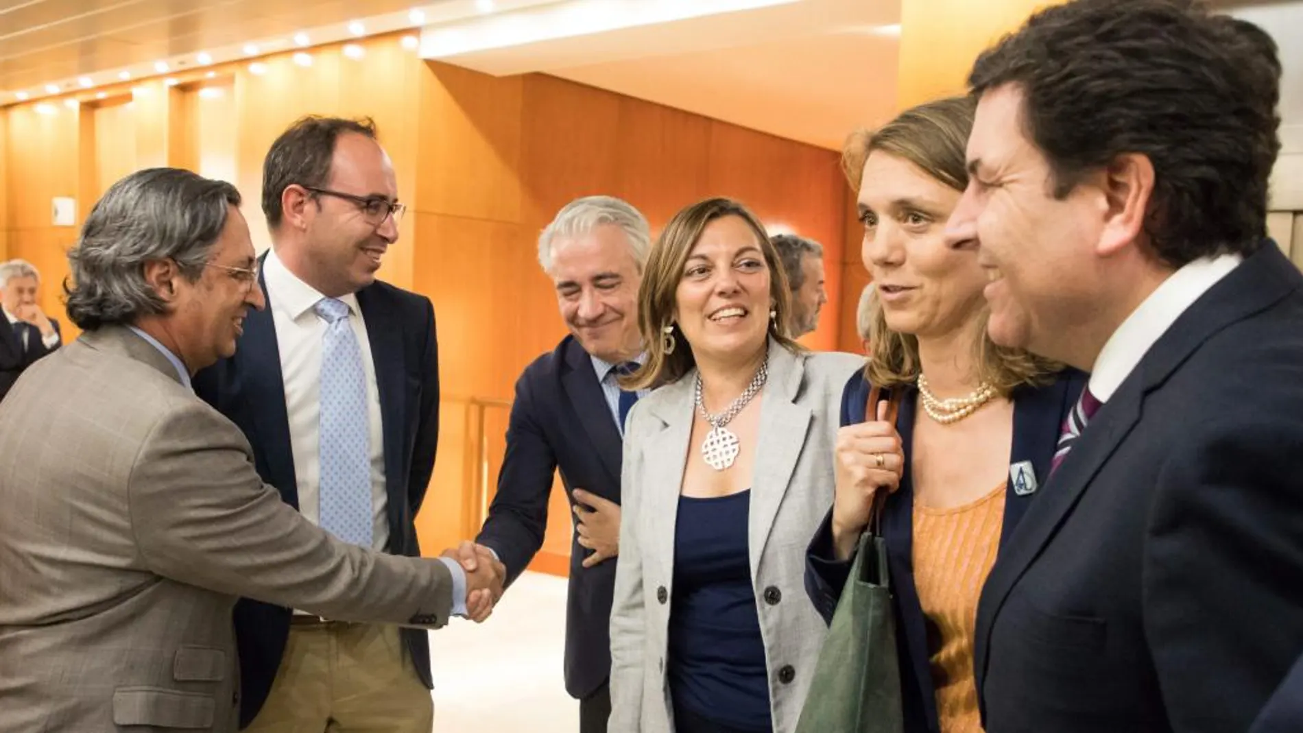 Juan Carlos de Margarida reelegido decano-presidente del Colegio de Economistas de Valladolid, junto a los consejeros de Empleo, Carlos Fernández Carriedo, y de Agricultura, Milagros Marcos; el vicepresidente de la Diputación de Valladolid, Victor Alonso; la presidenta de la Confederación Vallisoletana de Empresarios (CVE), Angela de Miguel; y el viceconsejero de Empleo, Mariano Gredilla