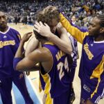 Bryant y Gasol recuperan el factor cancha para los Lakers
