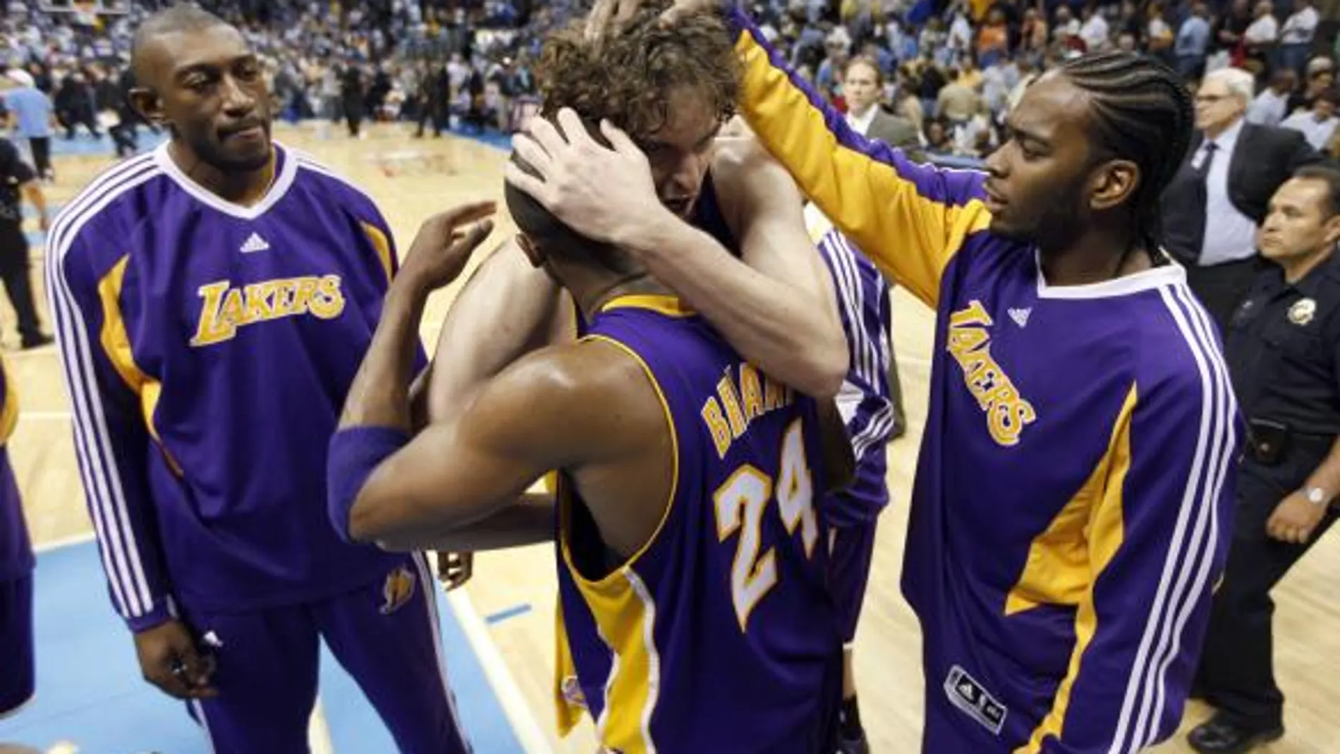 Bryant y Gasol recuperan el factor cancha para los Lakers