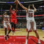 El jugador de Raptors Kyle Lowry (c) lanza hacia la cesta ante la marca de Pau Gasol (d) y Bobby Portis (i), de Bulls