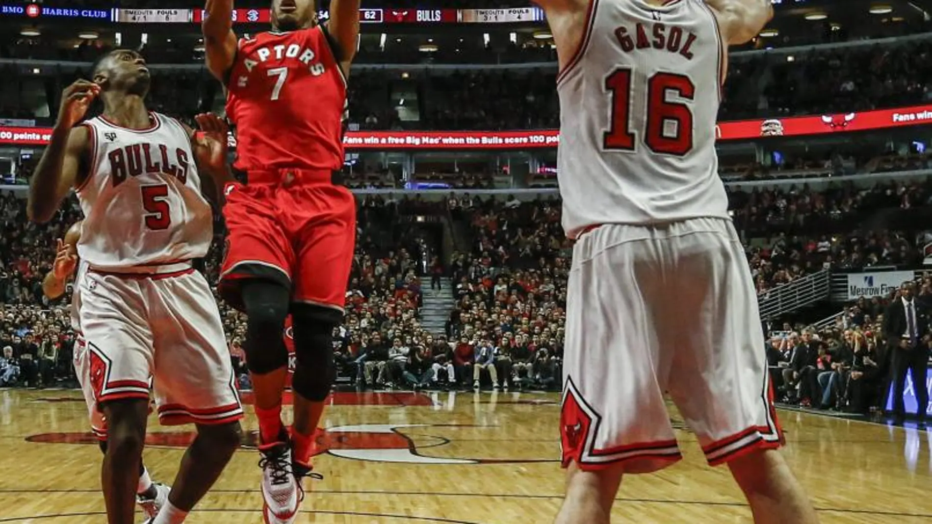 El jugador de Raptors Kyle Lowry (c) lanza hacia la cesta ante la marca de Pau Gasol (d) y Bobby Portis (i), de Bulls