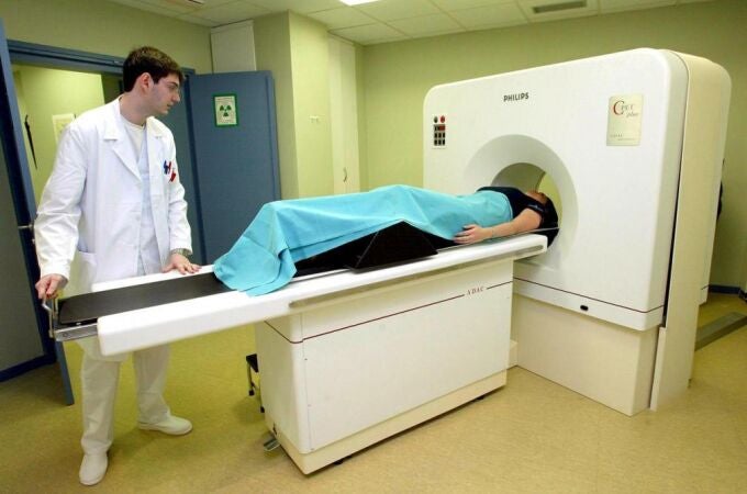 Una enferma de cáncer se realiza un escáner.