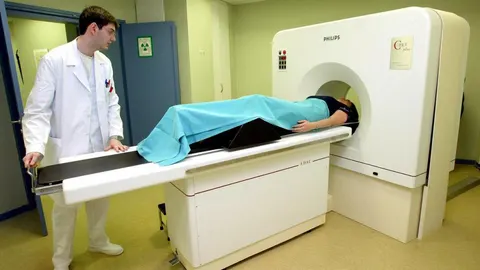 Una enferma de cáncer se realiza un escáner.