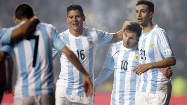 Di María (i) celebra su segundo gol con sus compañeros Marcos Rojo (2-i), Lionel Messi (2-d) y Javier Pastore