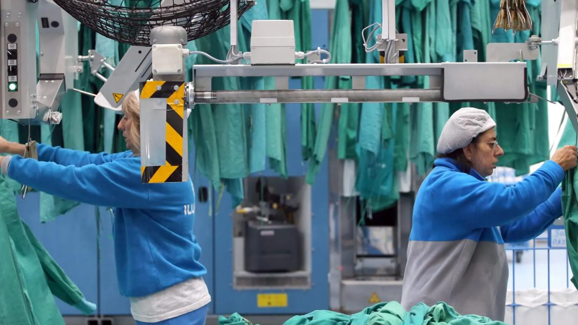 Dos mujeres con discapacidad, durante su jornada de trabajo una lavandería industrial de Valladolid del Grupo Ilunión