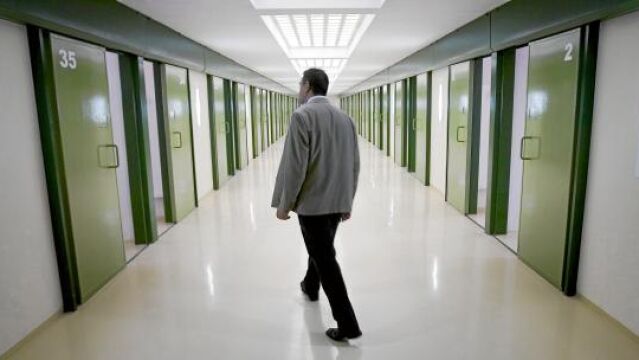 Los condenados, al salir de prisión, pueden estar sometidos a libertad vigilada