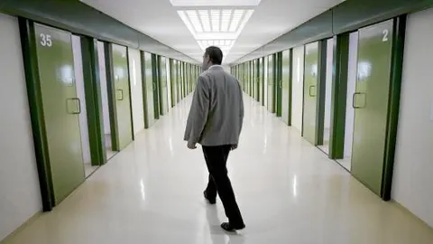Los condenados, al salir de prisión, pueden estar sometidos a libertad vigilada