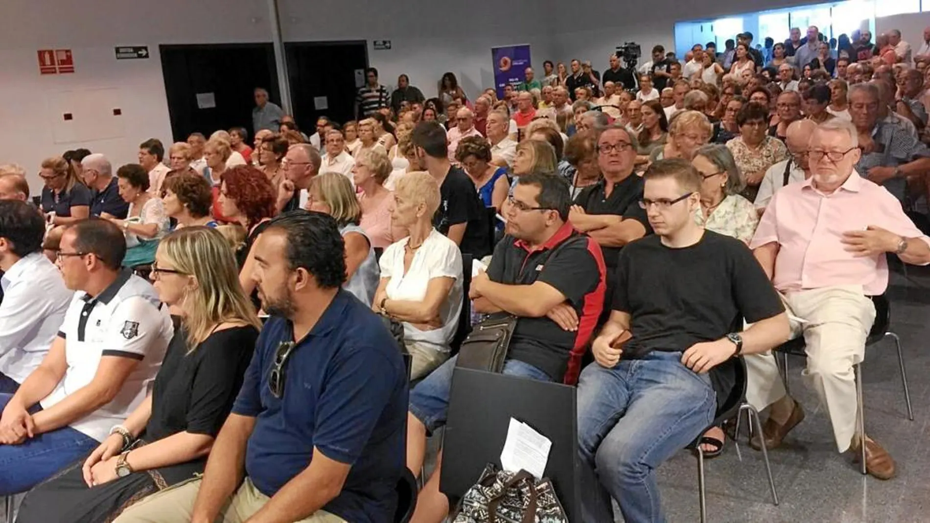 Sociedad Civil Catalana reunió el jueves a 200 vecinos en Castelldefels en un acto para protestar contra la adhesión de este municipio a la AMI