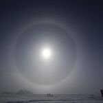 El agujero en la capa de ozono en la Antártida alcanzó un tamaño récord en diciembre, al registrar 10 millones de kilómetros cuadrados, más del doble del promedio para estas mismas fechas. En la imagen, fotografía de archivo fechada el 18 de noviembre de 2015, que muestra a científicos mientras miden la radiación solar en el campamento Glaciar Unión (Antártida).