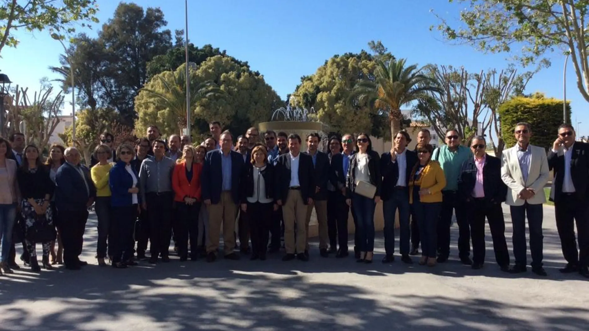 La presidenta del PPCV, Isabel Bonig, se reunió ayer con alcaldes y portavoces de la Vega Baja