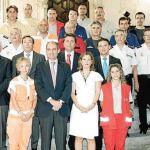Camps posó ayer con los que hacen posible la asistencia en emergencias