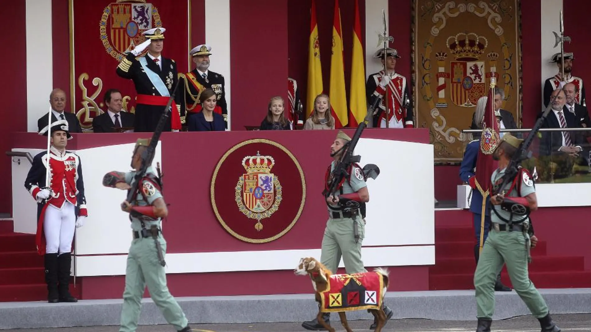 Los Reyes, acompañados de sus hijas la princesa Leonor y la infanta Sofía, presiden en la plaza de Cánovas del Castillo, Madrid, el desfile del Día de la Fiesta Nacional