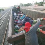 Decenas de inmigrantes centroamericanos hacinados en el tren conocido como «La Bestia» en su viaje hacia EE UU