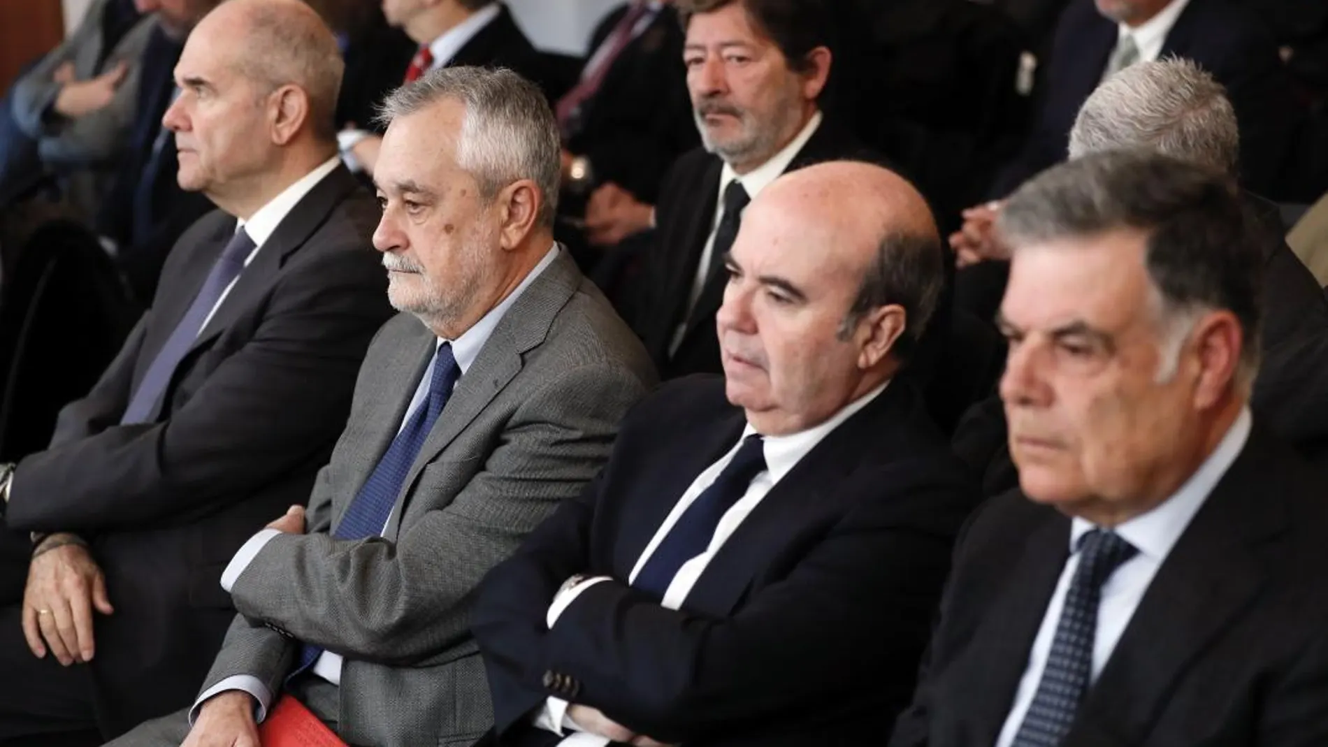 Manuel Chaves y José Antonio Griñán se encuentran entre los 22 ex altos cargos de la Junta encausados en la rama política de los ERE (Foto: Efe)