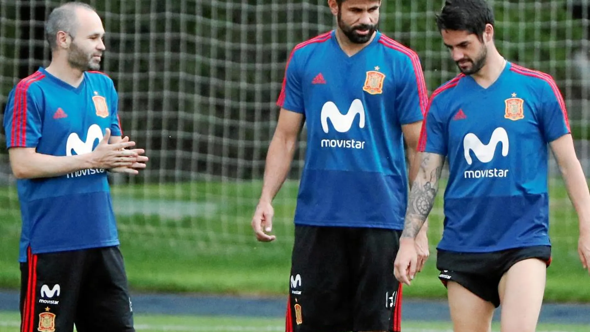 Diego Costa, rodeado por Isco e Iniesta en el entreno de España