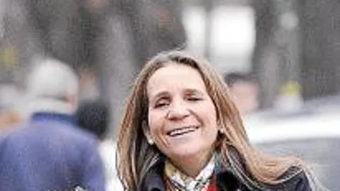 Doña Elena, especialmente sonriente, en compañía de su hijo