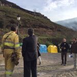 El presidente cántabro, Miguel Ángel Revilla, charla con un empleado del servicio de montes sobre uno de los incendios de la región