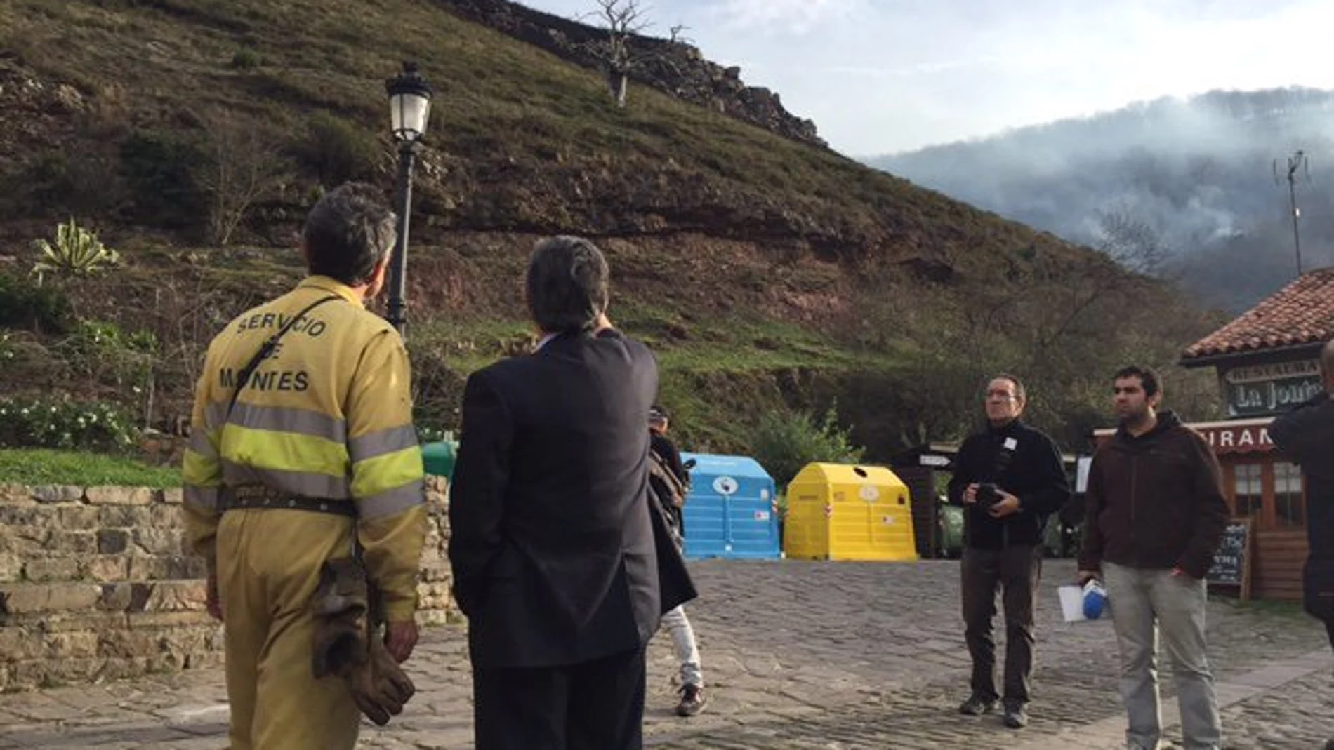 El presidente cántabro, Miguel Ángel Revilla, charla con un empleado del servicio de montes sobre uno de los incendios de la región