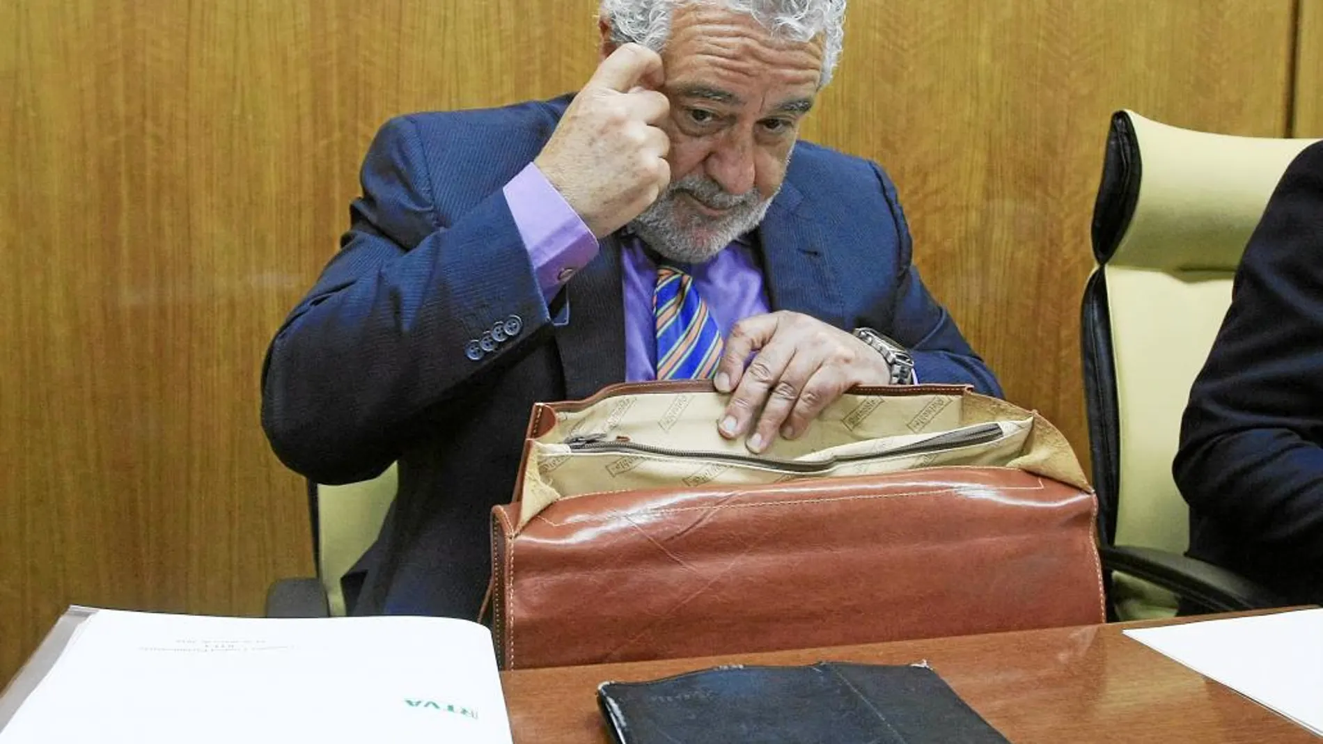 El subdirector de la RTVA, Joaquín Durán, ayer en la comisión parlamentaria