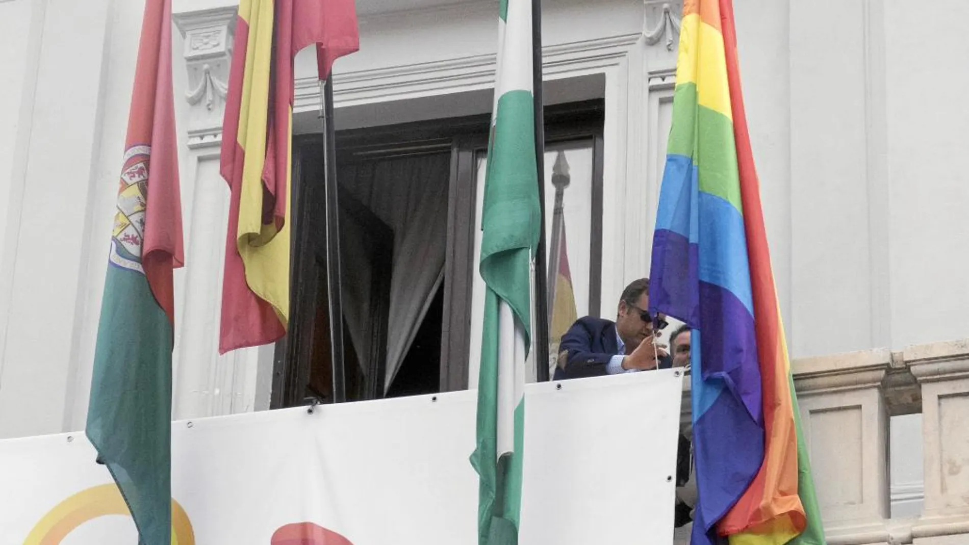 Colocan la bandera multicolor en el balcón del Ayuntamiento de Granada