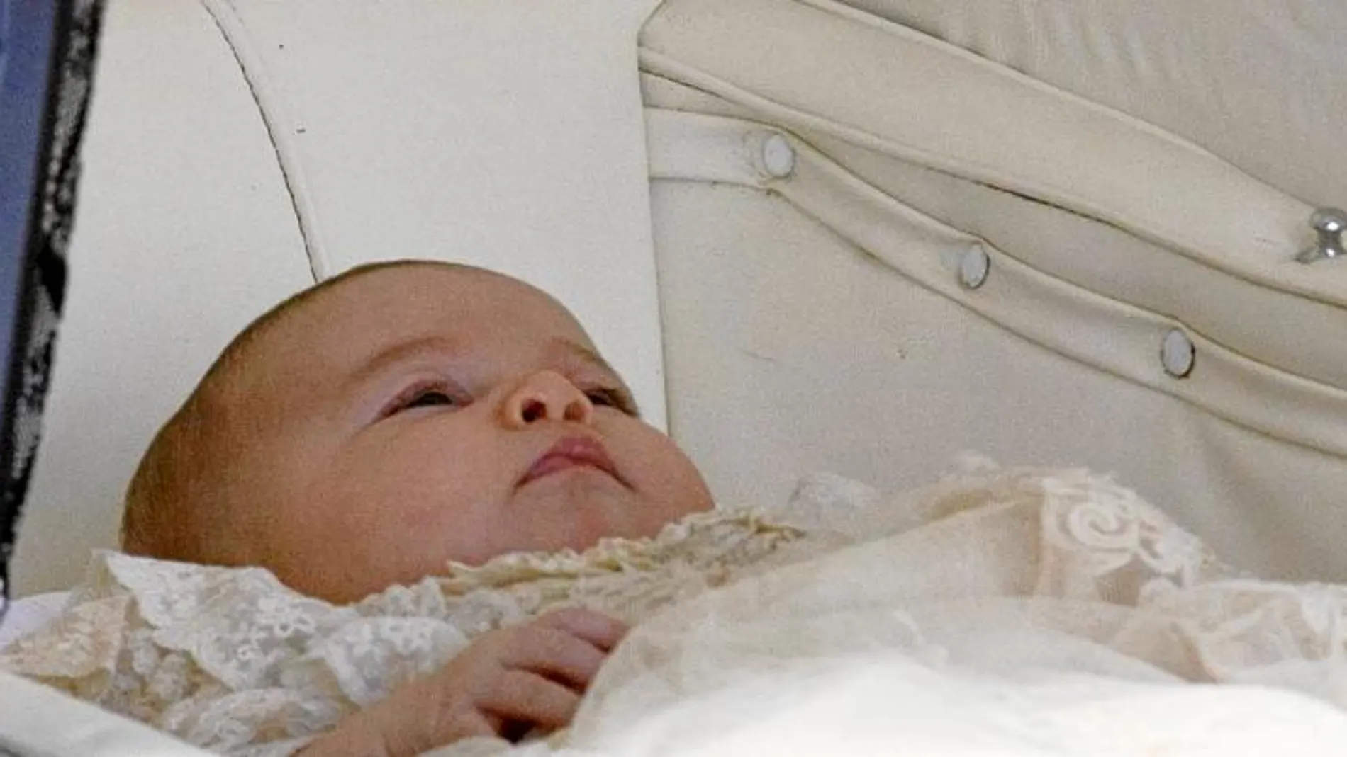 Primer plano de la princesa Carlota en el cochecito de bebé clásico