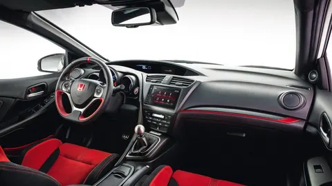 Los asientos, el volante y la palanca de cambios son exclusivos de este modelo.