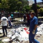 Varios cuerpos cubiertos con papeles de periódicos tras producirse la explosión de un artefacto en un centro cultural en Suruc, provincia de Sanliurfa (Turquía)
