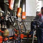 Un ganadero de una explotación de leche en Montecubeiro, en Castroverde (Lugo)