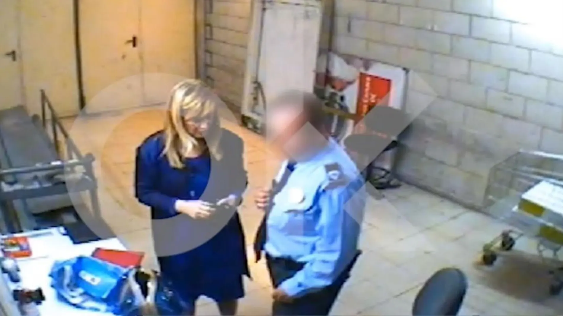 Momento en que Cristina Cifuentes vacía su bolso ante el vigilante de Seguridad