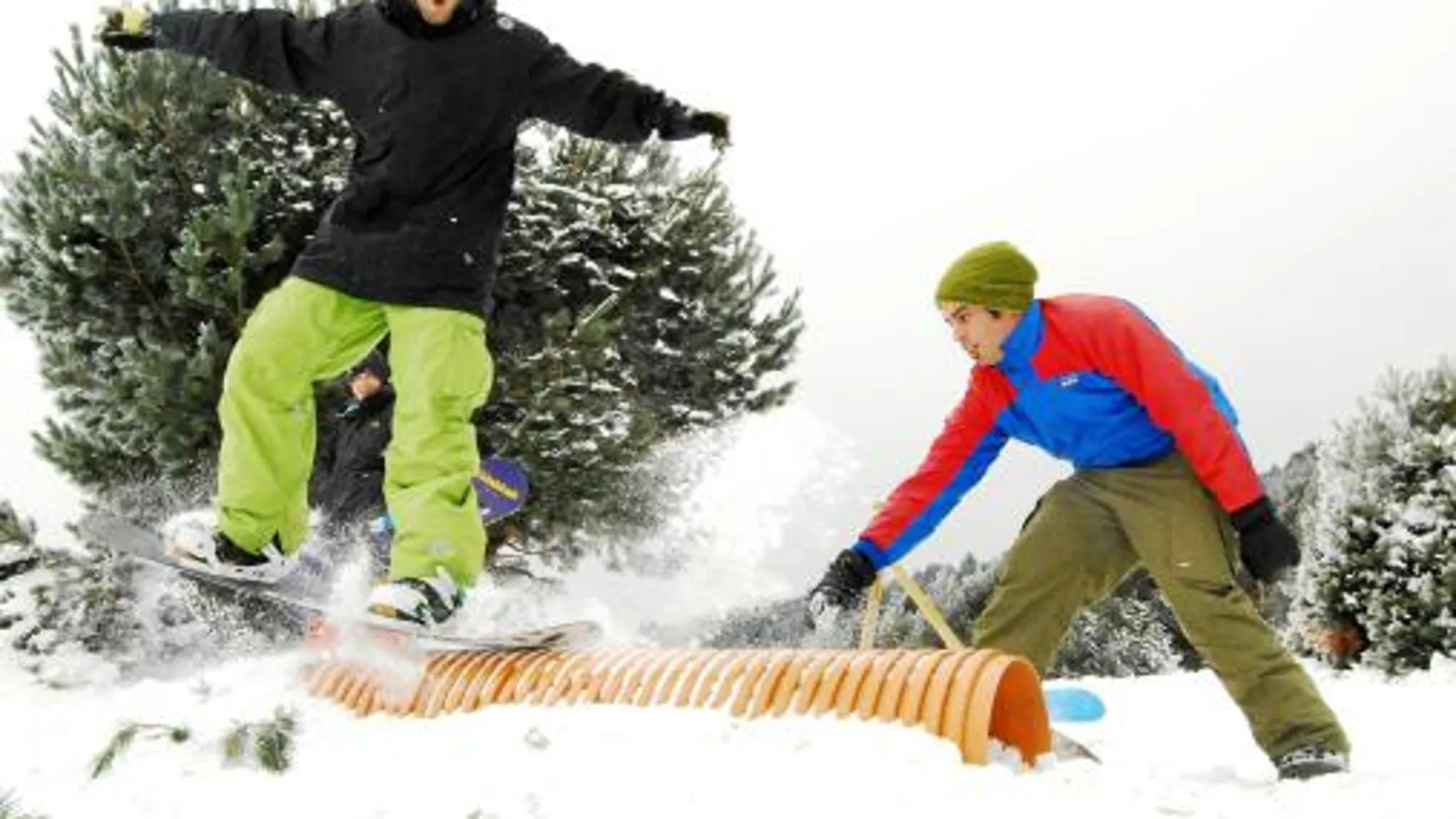 Algunos madrileños han podido disfrutar ya este fin de semana de los deportes de nieve en la Sierra de Madrid
