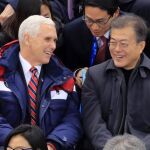 El vicepresidente de EE.UU., Mike Pence conversa con el presidente del Corea del Sur, Moon Jae-in el pasado día 10