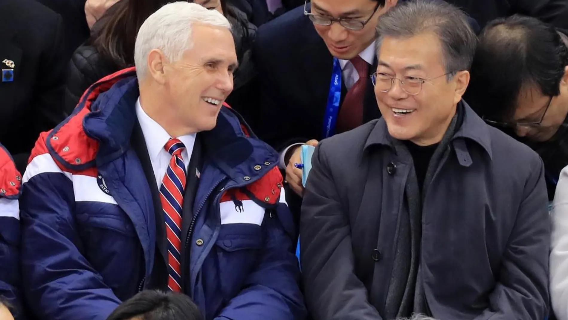 El vicepresidente de EE.UU., Mike Pence conversa con el presidente del Corea del Sur, Moon Jae-in el pasado día 10