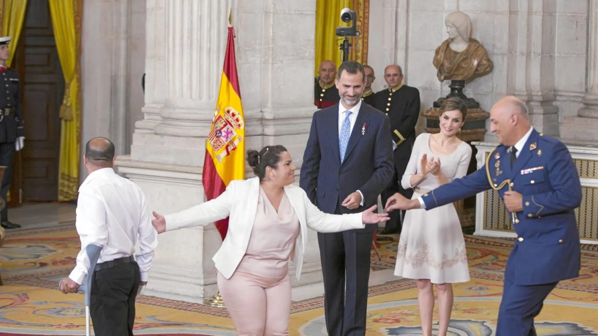 Homenaje a los Héroes. Los Reyes celebraron su primer aniversario entregando la Condecoración de la Orden al Mérito Civil en el Palacio Real a 38 ciudadanos anónimos
