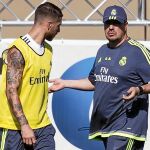 Rafa Benítez charla con Sergio Ramos durante un entrenamiento de pretemporada